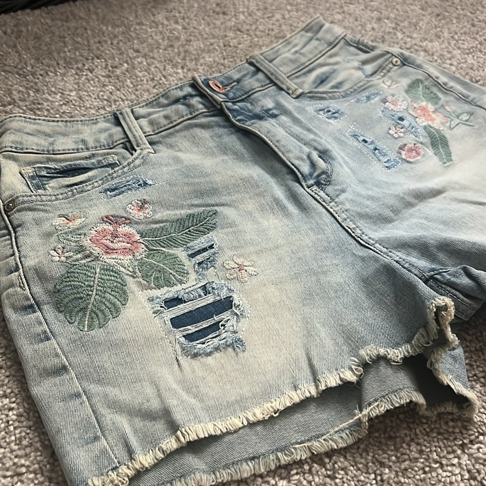 Light wash shorts with floral embroidery